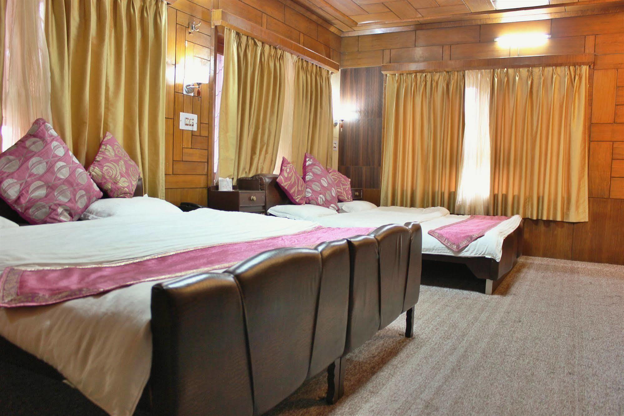 Walisons Hotel Srinagar  Exterior photo